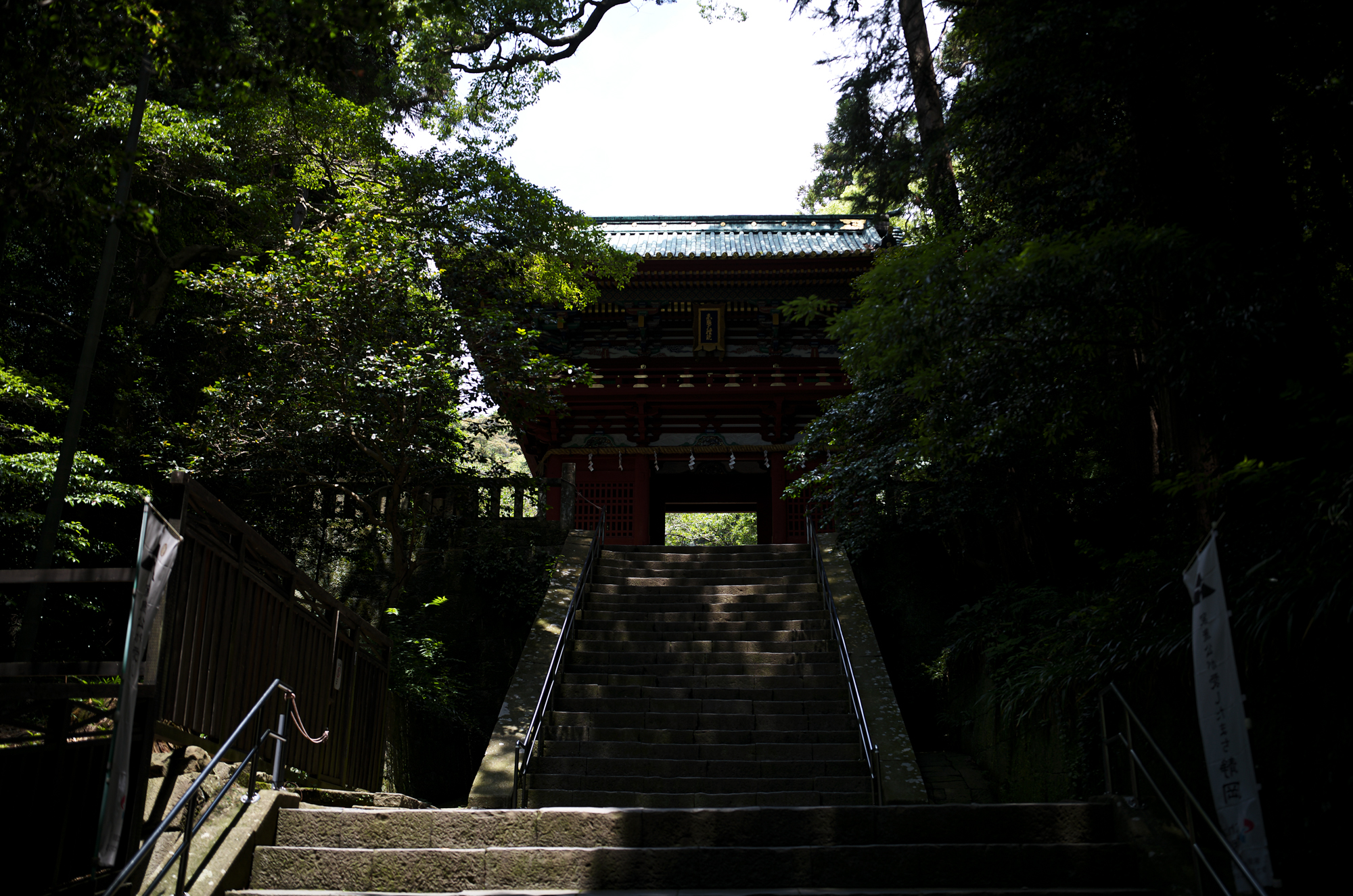 久能山東照宮、あの日吹いた風。/ Kunōzan Tōshōgū – The Wind That Blew That Day — 久能山東照宮 〒422-8011 静岡県静岡市駿河区根古屋３９０　1617年　JAPAN 日本 愛知 名古屋 Alto e Diritto altoediritto アルトエデリット 祈祷 2026年6月10日 水曜日 ありがとうございます 国宝である久能山東照宮は、徳川家康を祀る全国の東照宮のルーツです。本殿には、家康に加えて織田信長と豊臣秀吉が「相殿」として祀られており、天下統一を成し遂げた三英傑が一堂に会する全国で唯一の特別な神社となっています。三英傑が祀られている背景久能山東照宮の創建後、明治時代の神仏分離令を経て、「戦国時代の争乱を終わらせ、日本に平和をもたらした三柱の神」という解釈から、織田信長と豊臣秀吉が徳川家康と共に本殿に勧請されました。　徳川家康公をお祀りする最初の神社、静岡県静岡市の久能山東照宮公式ウェブサイトです。当時の技術と芸術が凝縮された社殿は、平成22年12月に国宝指定されました。久能山東照宮は、日本の静岡市駿河区根古屋に所在する神社である。江戸幕府を創始して晩年を駿府で大御所として過ごした徳川家康が元和2年に死去、遺命によってこの地に埋葬された。駿河湾に面した久能山の南斜面に設けられた表参道を登った上に神社がある。久能山東照宮（くのうざんとうしょうぐう）は、日本の静岡市駿河区根古屋に所在する神社である。江戸幕府を創始して晩年を駿府（現:静岡市葵区）で大御所として過ごした徳川家康が元和2年（1616年）に死去、遺命によってこの地に埋葬された。駿河湾に面した久能山の南斜面に設けられた表参道（1159段の曲がりくねった石段）を登った上に神社がある[2]。江戸時代には20年に一度、明治時代以降では50年に一度、社殿を始めとした諸建造物の漆塗り替えが行われており、近年では2006年（平成18年）に社殿の塗り替えが完了した。2010年（平成22年）12月に、本殿、石の間、拝殿が国宝に指定された。2015年（平成27年）には鎮座400年を迎え、様々な催し物が企画、開催された。家康は、大御所として駿府に在城当時、「久能城は駿府城の本丸と思う」と久能山の重要性を説いたといわれる。死後、その遺骸は遺命によって久能山に葬られ、元和3年(1617年)12月には江戸幕府第2代将軍徳川秀忠によって東照社（現・久能山東照宮）の社殿が造営された。家康の遺命は久能山への埋葬および日光山への神社造営であったので、日光山の東照社（現・日光東照宮）もほぼ同時期に造営が始まっている。日光東照宮は第3代将軍徳川家光の代における「寛永の大造替」で、徳川家康を祀る日本全国の東照宮の総本社的存在となった。同時に家光は久能山の整備も命じており、社殿以外の透塀、薬師堂（現・日枝神社）、神楽殿、鐘楼（現・鼓楼）、五重塔（後述の事情で現存せず）、楼門が増築された。なお、駿府城代支配の職である久能山総門番として代々久能の地を領して久能山東照宮を管理したのは、交代寄合の榊原家であった。造営以来の多くの建造物が現存するが、寛永期に徳川家光が造営を命じた五重塔は、明治時代初期の神仏分離によって解体を余儀なくされた。