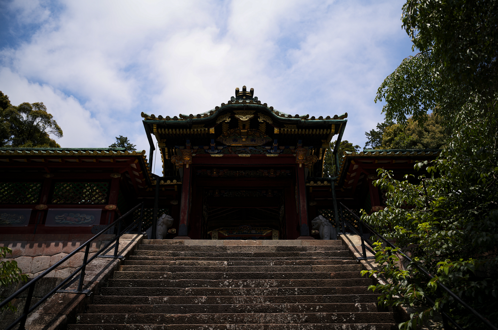 久能山東照宮、あの日吹いた風。/ Kunōzan Tōshōgū – The Wind That Blew That Day — 久能山東照宮 〒422-8011 静岡県静岡市駿河区根古屋３９０　1617年　JAPAN 日本 愛知 名古屋 Alto e Diritto altoediritto アルトエデリット 祈祷 2026年6月10日 水曜日 ありがとうございます 国宝である久能山東照宮は、徳川家康を祀る全国の東照宮のルーツです。本殿には、家康に加えて織田信長と豊臣秀吉が「相殿」として祀られており、天下統一を成し遂げた三英傑が一堂に会する全国で唯一の特別な神社となっています。三英傑が祀られている背景久能山東照宮の創建後、明治時代の神仏分離令を経て、「戦国時代の争乱を終わらせ、日本に平和をもたらした三柱の神」という解釈から、織田信長と豊臣秀吉が徳川家康と共に本殿に勧請されました。　徳川家康公をお祀りする最初の神社、静岡県静岡市の久能山東照宮公式ウェブサイトです。当時の技術と芸術が凝縮された社殿は、平成22年12月に国宝指定されました。久能山東照宮は、日本の静岡市駿河区根古屋に所在する神社である。江戸幕府を創始して晩年を駿府で大御所として過ごした徳川家康が元和2年に死去、遺命によってこの地に埋葬された。駿河湾に面した久能山の南斜面に設けられた表参道を登った上に神社がある。久能山東照宮（くのうざんとうしょうぐう）は、日本の静岡市駿河区根古屋に所在する神社である。江戸幕府を創始して晩年を駿府（現:静岡市葵区）で大御所として過ごした徳川家康が元和2年（1616年）に死去、遺命によってこの地に埋葬された。駿河湾に面した久能山の南斜面に設けられた表参道（1159段の曲がりくねった石段）を登った上に神社がある[2]。江戸時代には20年に一度、明治時代以降では50年に一度、社殿を始めとした諸建造物の漆塗り替えが行われており、近年では2006年（平成18年）に社殿の塗り替えが完了した。2010年（平成22年）12月に、本殿、石の間、拝殿が国宝に指定された。2015年（平成27年）には鎮座400年を迎え、様々な催し物が企画、開催された。家康は、大御所として駿府に在城当時、「久能城は駿府城の本丸と思う」と久能山の重要性を説いたといわれる。死後、その遺骸は遺命によって久能山に葬られ、元和3年(1617年)12月には江戸幕府第2代将軍徳川秀忠によって東照社（現・久能山東照宮）の社殿が造営された。家康の遺命は久能山への埋葬および日光山への神社造営であったので、日光山の東照社（現・日光東照宮）もほぼ同時期に造営が始まっている。日光東照宮は第3代将軍徳川家光の代における「寛永の大造替」で、徳川家康を祀る日本全国の東照宮の総本社的存在となった。同時に家光は久能山の整備も命じており、社殿以外の透塀、薬師堂（現・日枝神社）、神楽殿、鐘楼（現・鼓楼）、五重塔（後述の事情で現存せず）、楼門が増築された。なお、駿府城代支配の職である久能山総門番として代々久能の地を領して久能山東照宮を管理したのは、交代寄合の榊原家であった。造営以来の多くの建造物が現存するが、寛永期に徳川家光が造営を命じた五重塔は、明治時代初期の神仏分離によって解体を余儀なくされた。