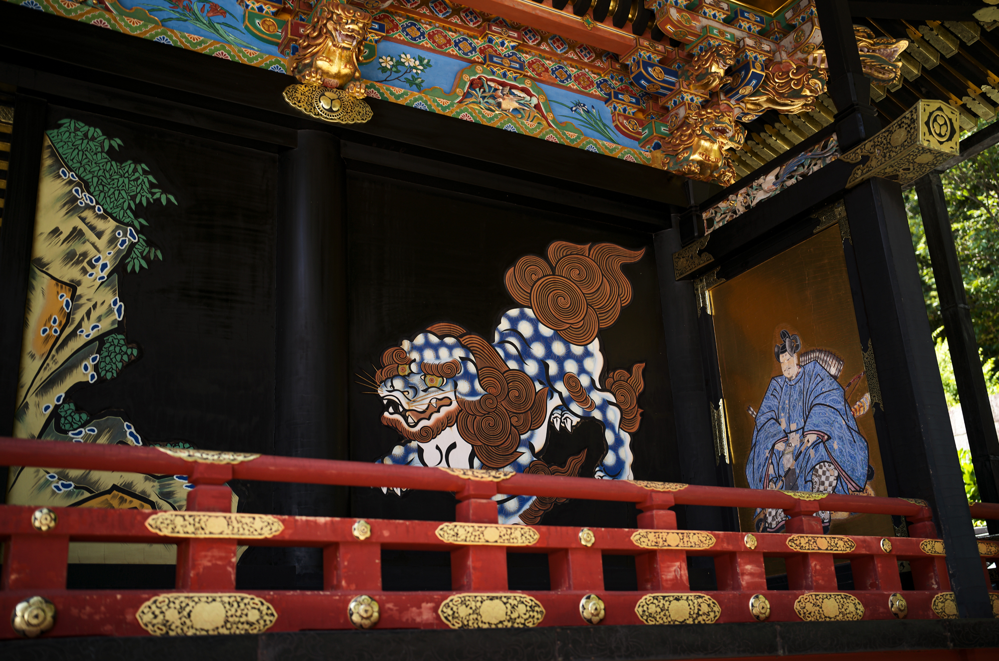 久能山東照宮、あの日吹いた風。/ Kunōzan Tōshōgū – The Wind That Blew That Day — 久能山東照宮 〒422-8011 静岡県静岡市駿河区根古屋３９０　1617年　JAPAN 日本 愛知 名古屋 Alto e Diritto altoediritto アルトエデリット 祈祷 2026年6月10日 水曜日 ありがとうございます 国宝である久能山東照宮は、徳川家康を祀る全国の東照宮のルーツです。本殿には、家康に加えて織田信長と豊臣秀吉が「相殿」として祀られており、天下統一を成し遂げた三英傑が一堂に会する全国で唯一の特別な神社となっています。三英傑が祀られている背景久能山東照宮の創建後、明治時代の神仏分離令を経て、「戦国時代の争乱を終わらせ、日本に平和をもたらした三柱の神」という解釈から、織田信長と豊臣秀吉が徳川家康と共に本殿に勧請されました。　徳川家康公をお祀りする最初の神社、静岡県静岡市の久能山東照宮公式ウェブサイトです。当時の技術と芸術が凝縮された社殿は、平成22年12月に国宝指定されました。久能山東照宮は、日本の静岡市駿河区根古屋に所在する神社である。江戸幕府を創始して晩年を駿府で大御所として過ごした徳川家康が元和2年に死去、遺命によってこの地に埋葬された。駿河湾に面した久能山の南斜面に設けられた表参道を登った上に神社がある。久能山東照宮（くのうざんとうしょうぐう）は、日本の静岡市駿河区根古屋に所在する神社である。江戸幕府を創始して晩年を駿府（現:静岡市葵区）で大御所として過ごした徳川家康が元和2年（1616年）に死去、遺命によってこの地に埋葬された。駿河湾に面した久能山の南斜面に設けられた表参道（1159段の曲がりくねった石段）を登った上に神社がある[2]。江戸時代には20年に一度、明治時代以降では50年に一度、社殿を始めとした諸建造物の漆塗り替えが行われており、近年では2006年（平成18年）に社殿の塗り替えが完了した。2010年（平成22年）12月に、本殿、石の間、拝殿が国宝に指定された。2015年（平成27年）には鎮座400年を迎え、様々な催し物が企画、開催された。家康は、大御所として駿府に在城当時、「久能城は駿府城の本丸と思う」と久能山の重要性を説いたといわれる。死後、その遺骸は遺命によって久能山に葬られ、元和3年(1617年)12月には江戸幕府第2代将軍徳川秀忠によって東照社（現・久能山東照宮）の社殿が造営された。家康の遺命は久能山への埋葬および日光山への神社造営であったので、日光山の東照社（現・日光東照宮）もほぼ同時期に造営が始まっている。日光東照宮は第3代将軍徳川家光の代における「寛永の大造替」で、徳川家康を祀る日本全国の東照宮の総本社的存在となった。同時に家光は久能山の整備も命じており、社殿以外の透塀、薬師堂（現・日枝神社）、神楽殿、鐘楼（現・鼓楼）、五重塔（後述の事情で現存せず）、楼門が増築された。なお、駿府城代支配の職である久能山総門番として代々久能の地を領して久能山東照宮を管理したのは、交代寄合の榊原家であった。造営以来の多くの建造物が現存するが、寛永期に徳川家光が造営を命じた五重塔は、明治時代初期の神仏分離によって解体を余儀なくされた。