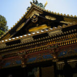 久能山東照宮、あの日吹いた風。/ Kunōzan Tōshōgū – The Wind That Blew That Day — 久能山東照宮 〒422-8011 静岡県静岡市駿河区根古屋３９０　1617年　JAPAN 日本 愛知 名古屋 Alto e Diritto altoediritto アルトエデリット 祈祷 2026年6月10日 水曜日 ありがとうございます 国宝である久能山東照宮は、徳川家康を祀る全国の東照宮のルーツです。本殿には、家康に加えて織田信長と豊臣秀吉が「相殿」として祀られており、天下統一を成し遂げた三英傑が一堂に会する全国で唯一の特別な神社となっています。三英傑が祀られている背景久能山東照宮の創建後、明治時代の神仏分離令を経て、「戦国時代の争乱を終わらせ、日本に平和をもたらした三柱の神」という解釈から、織田信長と豊臣秀吉が徳川家康と共に本殿に勧請されました。　徳川家康公をお祀りする最初の神社、静岡県静岡市の久能山東照宮公式ウェブサイトです。当時の技術と芸術が凝縮された社殿は、平成22年12月に国宝指定されました。久能山東照宮は、日本の静岡市駿河区根古屋に所在する神社である。江戸幕府を創始して晩年を駿府で大御所として過ごした徳川家康が元和2年に死去、遺命によってこの地に埋葬された。駿河湾に面した久能山の南斜面に設けられた表参道を登った上に神社がある。久能山東照宮（くのうざんとうしょうぐう）は、日本の静岡市駿河区根古屋に所在する神社である。江戸幕府を創始して晩年を駿府（現:静岡市葵区）で大御所として過ごした徳川家康が元和2年（1616年）に死去、遺命によってこの地に埋葬された。駿河湾に面した久能山の南斜面に設けられた表参道（1159段の曲がりくねった石段）を登った上に神社がある[2]。江戸時代には20年に一度、明治時代以降では50年に一度、社殿を始めとした諸建造物の漆塗り替えが行われており、近年では2006年（平成18年）に社殿の塗り替えが完了した。2010年（平成22年）12月に、本殿、石の間、拝殿が国宝に指定された。2015年（平成27年）には鎮座400年を迎え、様々な催し物が企画、開催された。家康は、大御所として駿府に在城当時、「久能城は駿府城の本丸と思う」と久能山の重要性を説いたといわれる。死後、その遺骸は遺命によって久能山に葬られ、元和3年(1617年)12月には江戸幕府第2代将軍徳川秀忠によって東照社（現・久能山東照宮）の社殿が造営された。家康の遺命は久能山への埋葬および日光山への神社造営であったので、日光山の東照社（現・日光東照宮）もほぼ同時期に造営が始まっている。日光東照宮は第3代将軍徳川家光の代における「寛永の大造替」で、徳川家康を祀る日本全国の東照宮の総本社的存在となった。同時に家光は久能山の整備も命じており、社殿以外の透塀、薬師堂（現・日枝神社）、神楽殿、鐘楼（現・鼓楼）、五重塔（後述の事情で現存せず）、楼門が増築された。なお、駿府城代支配の職である久能山総門番として代々久能の地を領して久能山東照宮を管理したのは、交代寄合の榊原家であった。造営以来の多くの建造物が現存するが、寛永期に徳川家光が造営を命じた五重塔は、明治時代初期の神仏分離によって解体を余儀なくされた。