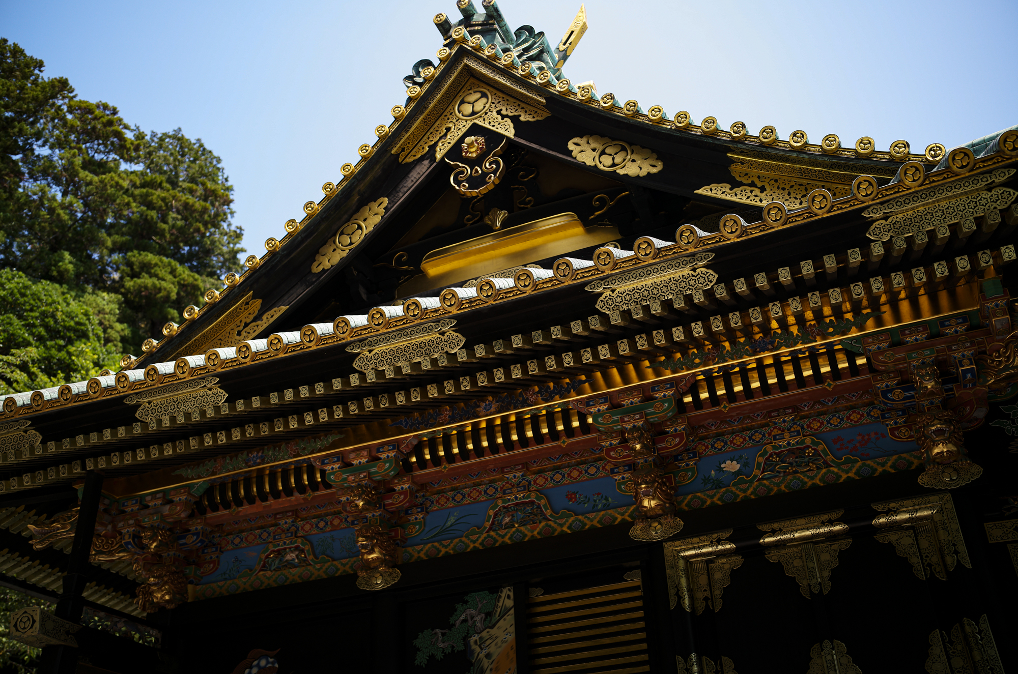 久能山東照宮、あの日吹いた風。/ Kunōzan Tōshōgū – The Wind That Blew That Day — 久能山東照宮 〒422-8011 静岡県静岡市駿河区根古屋３９０　1617年　JAPAN 日本 愛知 名古屋 Alto e Diritto altoediritto アルトエデリット 祈祷 2026年6月10日 水曜日 ありがとうございます 国宝である久能山東照宮は、徳川家康を祀る全国の東照宮のルーツです。本殿には、家康に加えて織田信長と豊臣秀吉が「相殿」として祀られており、天下統一を成し遂げた三英傑が一堂に会する全国で唯一の特別な神社となっています。三英傑が祀られている背景久能山東照宮の創建後、明治時代の神仏分離令を経て、「戦国時代の争乱を終わらせ、日本に平和をもたらした三柱の神」という解釈から、織田信長と豊臣秀吉が徳川家康と共に本殿に勧請されました。　徳川家康公をお祀りする最初の神社、静岡県静岡市の久能山東照宮公式ウェブサイトです。当時の技術と芸術が凝縮された社殿は、平成22年12月に国宝指定されました。久能山東照宮は、日本の静岡市駿河区根古屋に所在する神社である。江戸幕府を創始して晩年を駿府で大御所として過ごした徳川家康が元和2年に死去、遺命によってこの地に埋葬された。駿河湾に面した久能山の南斜面に設けられた表参道を登った上に神社がある。久能山東照宮（くのうざんとうしょうぐう）は、日本の静岡市駿河区根古屋に所在する神社である。江戸幕府を創始して晩年を駿府（現:静岡市葵区）で大御所として過ごした徳川家康が元和2年（1616年）に死去、遺命によってこの地に埋葬された。駿河湾に面した久能山の南斜面に設けられた表参道（1159段の曲がりくねった石段）を登った上に神社がある[2]。江戸時代には20年に一度、明治時代以降では50年に一度、社殿を始めとした諸建造物の漆塗り替えが行われており、近年では2006年（平成18年）に社殿の塗り替えが完了した。2010年（平成22年）12月に、本殿、石の間、拝殿が国宝に指定された。2015年（平成27年）には鎮座400年を迎え、様々な催し物が企画、開催された。家康は、大御所として駿府に在城当時、「久能城は駿府城の本丸と思う」と久能山の重要性を説いたといわれる。死後、その遺骸は遺命によって久能山に葬られ、元和3年(1617年)12月には江戸幕府第2代将軍徳川秀忠によって東照社（現・久能山東照宮）の社殿が造営された。家康の遺命は久能山への埋葬および日光山への神社造営であったので、日光山の東照社（現・日光東照宮）もほぼ同時期に造営が始まっている。日光東照宮は第3代将軍徳川家光の代における「寛永の大造替」で、徳川家康を祀る日本全国の東照宮の総本社的存在となった。同時に家光は久能山の整備も命じており、社殿以外の透塀、薬師堂（現・日枝神社）、神楽殿、鐘楼（現・鼓楼）、五重塔（後述の事情で現存せず）、楼門が増築された。なお、駿府城代支配の職である久能山総門番として代々久能の地を領して久能山東照宮を管理したのは、交代寄合の榊原家であった。造営以来の多くの建造物が現存するが、寛永期に徳川家光が造営を命じた五重塔は、明治時代初期の神仏分離によって解体を余儀なくされた。