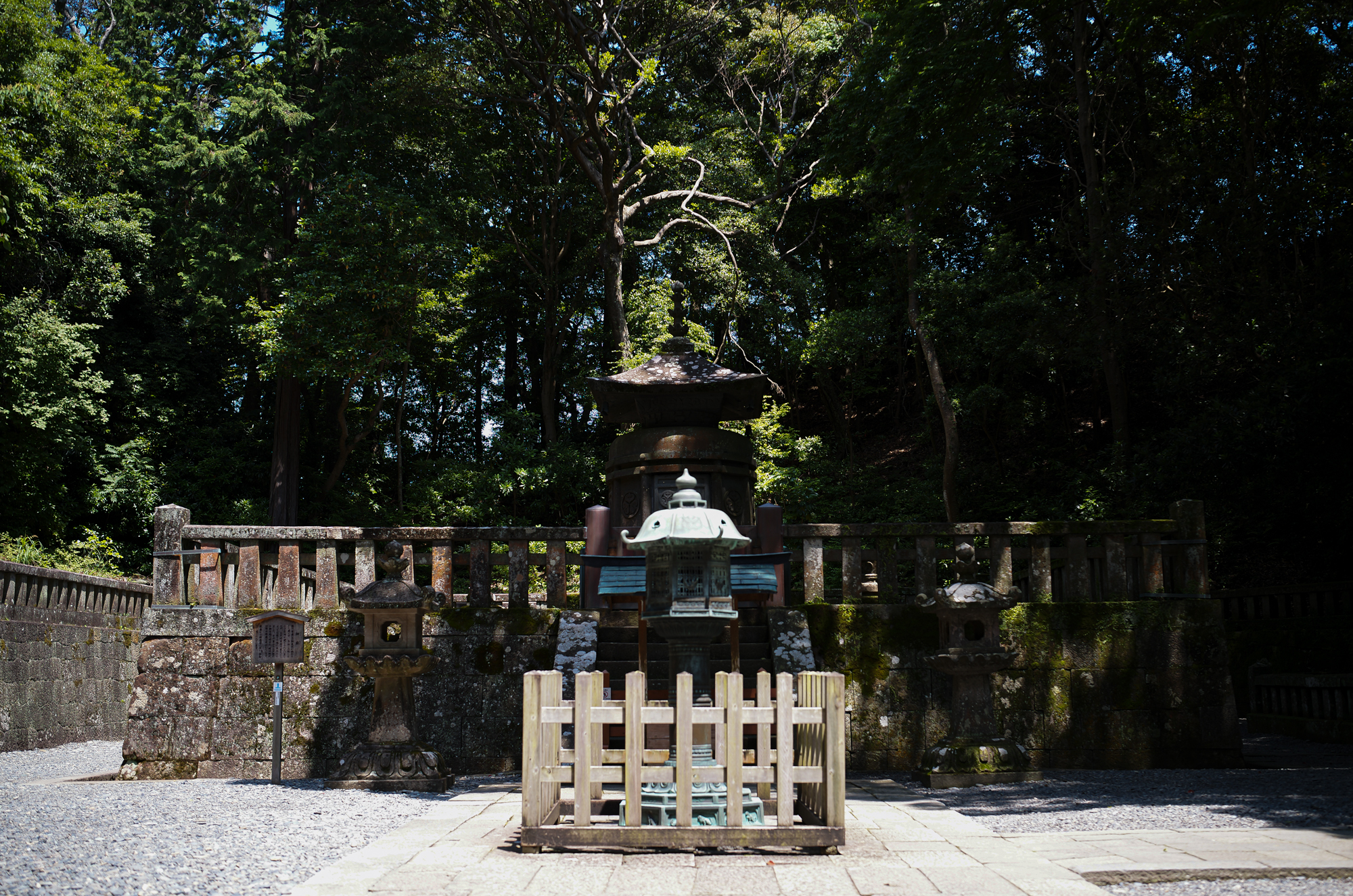 久能山東照宮、あの日吹いた風。/ Kunōzan Tōshōgū – The Wind That Blew That Day — 久能山東照宮 〒422-8011 静岡県静岡市駿河区根古屋３９０　1617年　JAPAN 日本 愛知 名古屋 Alto e Diritto altoediritto アルトエデリット 祈祷 2026年6月10日 水曜日 ありがとうございます 国宝である久能山東照宮は、徳川家康を祀る全国の東照宮のルーツです。本殿には、家康に加えて織田信長と豊臣秀吉が「相殿」として祀られており、天下統一を成し遂げた三英傑が一堂に会する全国で唯一の特別な神社となっています。三英傑が祀られている背景久能山東照宮の創建後、明治時代の神仏分離令を経て、「戦国時代の争乱を終わらせ、日本に平和をもたらした三柱の神」という解釈から、織田信長と豊臣秀吉が徳川家康と共に本殿に勧請されました。　徳川家康公をお祀りする最初の神社、静岡県静岡市の久能山東照宮公式ウェブサイトです。当時の技術と芸術が凝縮された社殿は、平成22年12月に国宝指定されました。久能山東照宮は、日本の静岡市駿河区根古屋に所在する神社である。江戸幕府を創始して晩年を駿府で大御所として過ごした徳川家康が元和2年に死去、遺命によってこの地に埋葬された。駿河湾に面した久能山の南斜面に設けられた表参道を登った上に神社がある。久能山東照宮（くのうざんとうしょうぐう）は、日本の静岡市駿河区根古屋に所在する神社である。江戸幕府を創始して晩年を駿府（現:静岡市葵区）で大御所として過ごした徳川家康が元和2年（1616年）に死去、遺命によってこの地に埋葬された。駿河湾に面した久能山の南斜面に設けられた表参道（1159段の曲がりくねった石段）を登った上に神社がある[2]。江戸時代には20年に一度、明治時代以降では50年に一度、社殿を始めとした諸建造物の漆塗り替えが行われており、近年では2006年（平成18年）に社殿の塗り替えが完了した。2010年（平成22年）12月に、本殿、石の間、拝殿が国宝に指定された。2015年（平成27年）には鎮座400年を迎え、様々な催し物が企画、開催された。家康は、大御所として駿府に在城当時、「久能城は駿府城の本丸と思う」と久能山の重要性を説いたといわれる。死後、その遺骸は遺命によって久能山に葬られ、元和3年(1617年)12月には江戸幕府第2代将軍徳川秀忠によって東照社（現・久能山東照宮）の社殿が造営された。家康の遺命は久能山への埋葬および日光山への神社造営であったので、日光山の東照社（現・日光東照宮）もほぼ同時期に造営が始まっている。日光東照宮は第3代将軍徳川家光の代における「寛永の大造替」で、徳川家康を祀る日本全国の東照宮の総本社的存在となった。同時に家光は久能山の整備も命じており、社殿以外の透塀、薬師堂（現・日枝神社）、神楽殿、鐘楼（現・鼓楼）、五重塔（後述の事情で現存せず）、楼門が増築された。なお、駿府城代支配の職である久能山総門番として代々久能の地を領して久能山東照宮を管理したのは、交代寄合の榊原家であった。造営以来の多くの建造物が現存するが、寛永期に徳川家光が造営を命じた五重塔は、明治時代初期の神仏分離によって解体を余儀なくされた。