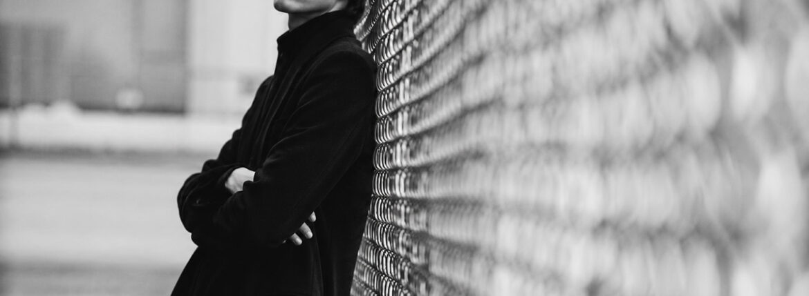 — Alto e Diritto × Sartoria Curvarti / Wrapped in Black. 黒を纏う、その先へ。 — アルトエデリット サルトリアクルヴァルティ ロロピアーナ ブラック シングル チェスターコート BESPOKE