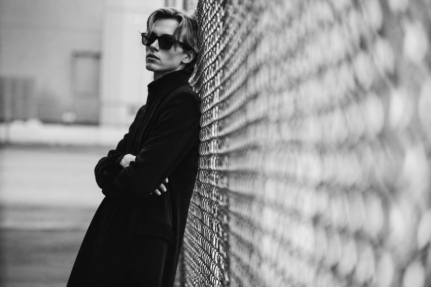 — Alto e Diritto × Sartoria Curvarti / Wrapped in Black. 黒を纏う、その先へ。 —  アルトエデリット サルトリアクルヴァルティ ロロピアーナ ブラック シングル チェスターコート BESPOKE