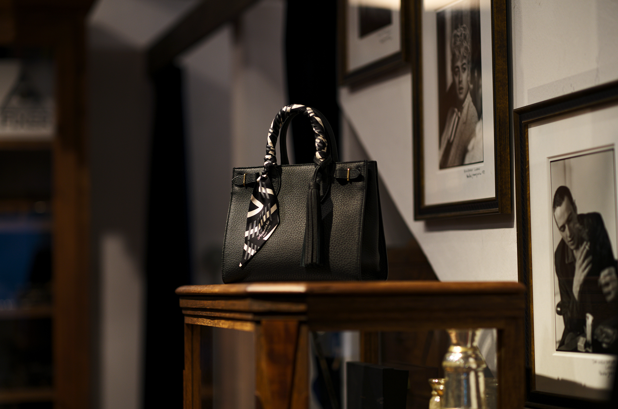 AVANTARE “Arezzo” — A LITTLE NOISE IN BLACK. — 黒に、ひとつのノイズを。—  JAPAN 日本 愛知 名古屋 Alto e Diritto altoediritto アルトエデリット アヴァンターレ シルクスカーフ BAG ACATE アカーテ