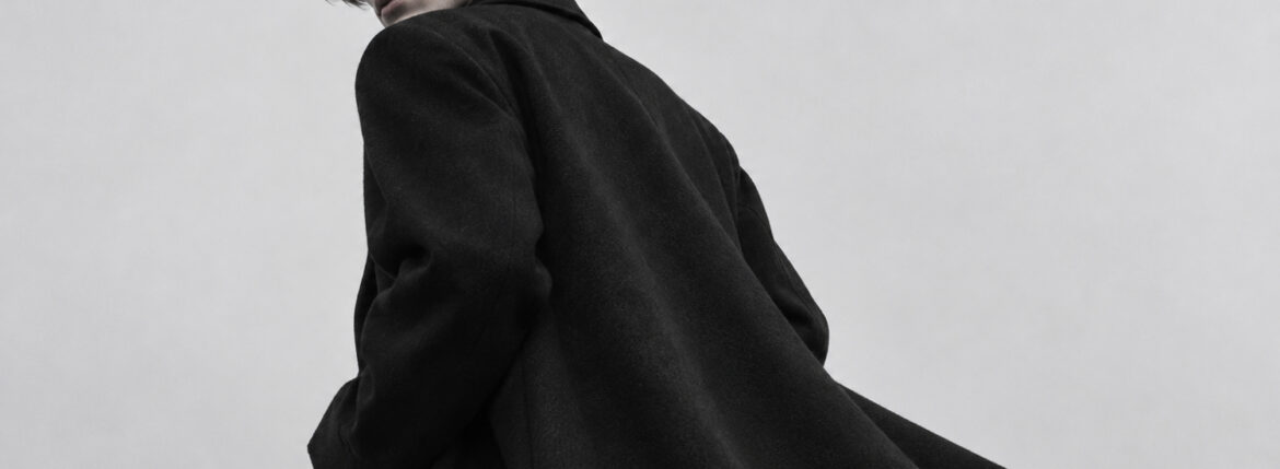 — Alto e Diritto × Sartoria Curvarti — BLACK IN MOTION. — 黒は、動いて美しい。— アルトエデリット サルトリアクルヴァルティ ダブルブレステッド チェスターコート BESPOKE ブラック カシミヤ カシミア