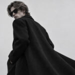 — Alto e Diritto × Sartoria Curvarti — BLACK IN MOTION. — 黒は、動いて美しい。— アルトエデリット サルトリアクルヴァルティ ダブルブレステッド チェスターコート BESPOKE ブラック カシミヤ カシミア