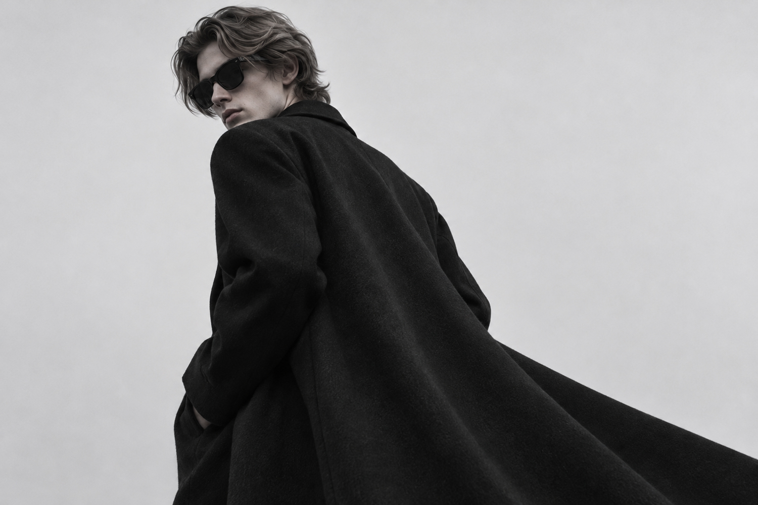 — Alto e Diritto × Sartoria Curvarti — BLACK IN MOTION. — 黒は、動いて美しい。— アルトエデリット サルトリアクルヴァルティ ダブルブレステッド チェスターコート BESPOKE ブラック カシミヤ カシミア