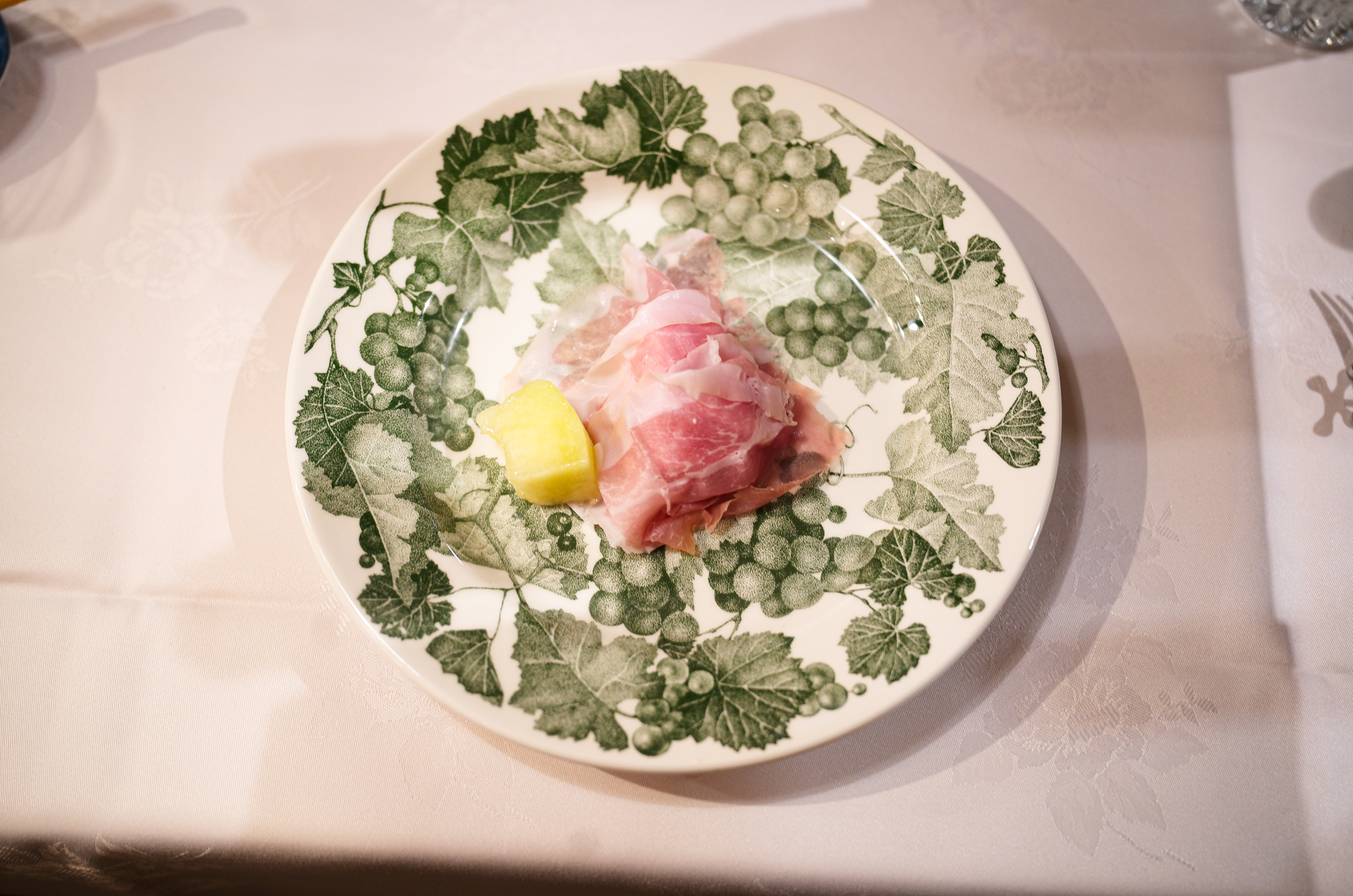 — Vineria Cassini — DELICIOUS MADNESS. — 美味なる狂気。— Vineria Cassini JAPAN 日本 ヴィネリア カッシーニ 2022年3月09日 東別院 イタリアン 愛知県名古屋市中区伊勢山1-9-13 伊勢山ハイツ1F #1F Iseyamahaitsu, 1-9-13 Iseyama Naka-ku, Nagoya-shi, Aichi-ken 460-0026, Japan イタリアを旅するような気分で楽しむ郷土料理と様々なワイン "Vineria(ヴィネリア)とは、イタリア語でVino(ワイン)+Osteria(食堂)を足した造語です。 イタリアの郷土料理とその土地で造られた様々なワインをイタリアを旅するような気分でお楽しみいただけます。 「イタリア現地の味」を目指した素材を生かすストレートかつ伝統的なイタリア料理をアラカルトもしくはコースでお楽しみください。 約200種類のイタリアワインの中から、ソムリエがベストなワインを選びます。お料理やお好みに合わせたグラスワインやワインコースもご用意しております。